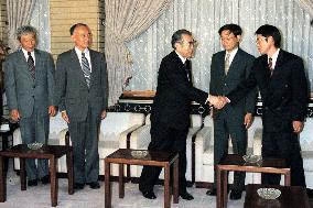 4 Japanese freed from Kyrgyz abduction visit Premier Obuchi
